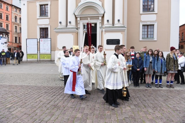 Oficjalne obchody 3-majowe rozpoczęły się w południe uroczystą mszą w sercu Torunia. Przewodniczył jej ordynariusz diecezji toruńskiej, bp. Wiesław Śmigiel.