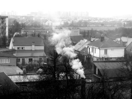 Mieszanka dymu kominowego i mgły - to częsty widok w okresie zimy. Taka mieszanka jest bardzo szkodliwa dla naszych płuc.