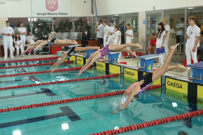Prawie 150 pływaków startuje w ogólnopolskich zawodach o Puchar MOSiR w Kielcach [ZDJĘCIA, WIDEO]