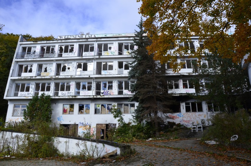 Opuszczone sanatorium w Gdyni Orłowie. Gdzie się znajduje? Jak wygląda? Te ruiny straszą turystów. Zobacz zdjęcia sanatorium
