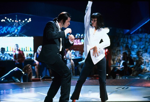 "Pulp Fiction"Wtorkowy wieczór zaczynamy od jednego z najlepszych filmów wszech czasów! Zawodowy zabójca Vincent Vega jest jednym z najbardziej zaufanych ludzi gangstera Marsellusa Wallace'a. Szef zostawia pod jego opieką żonę, o którą jest niezwykle zazdrosny. Tymczasem Mia, znudzona monotonią życia u boku męża, pragnie zakosztować nowych wrażeń. Vincent i jego przyjaciel Jules popadają w tarapaty, chcąc odzyskać należącą do szefa walizkę. Dobrze zapowiadający się bokser Butch Coolidge wdaje się w układ z mafią. Obiecuje za pieniądze przegrać walkę, ale nie dotrzymuje umowy. Z gotówką ucieka do motelu... czytaj więcejEmisja: TV Puls, godz. 20:00