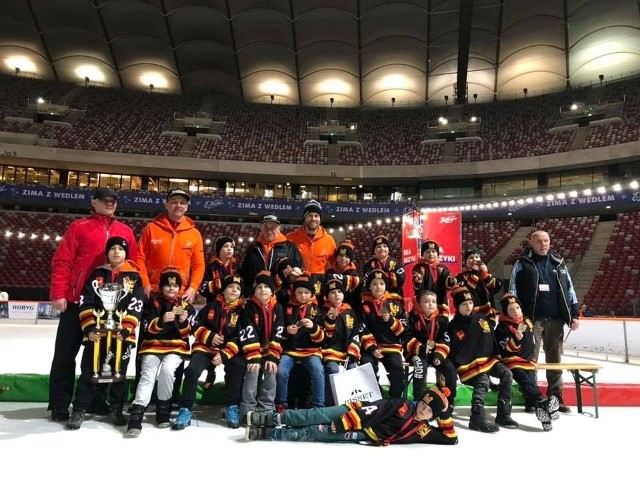 Młodzi zawodnicy Łódzkiego Klubu Hokejowego na stadionie PGE Narodowym po turnieju Czerkawski Cup