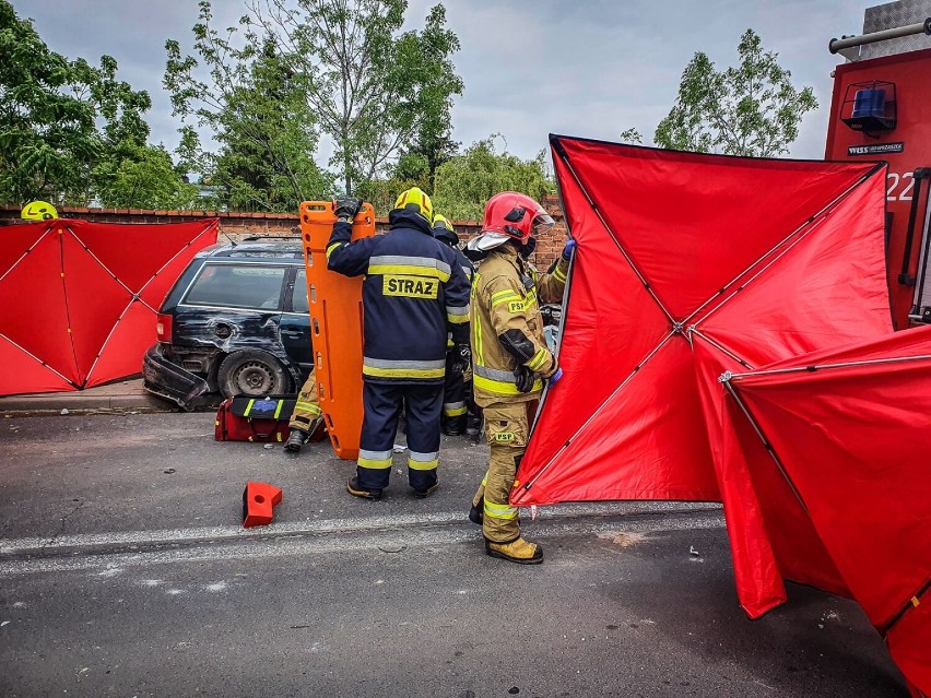 Okoliczności wypadku ustala policja. Na drodze widać ślady...