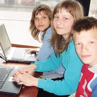 &#8211; Internet jest nam potrzebny i do nauki, i do rozrywki &#8211; mówią Kamila Mierzwińska, Milena Olendzka i jej brat Arkadiusz ze Szkoły Podstawowej w Topczewie