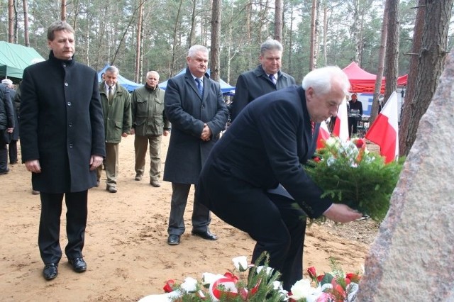 Kwiaty od samorządowców składa burmistrz Marek Młyński z Broku.