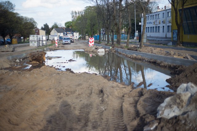 Internauci poinformowali nas o awarii, do której doszło na ulicy Piłsudskiego w Słupsku. Na remontowanym odcinku drogi doszło do awarii. Woda zalała część jezdni. Na miejsce wezwani zostali pracownicy słupskich Wodociągów, którzy uporali sobie z usterką. 