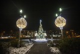 Kraków. Świąteczne iluminacje w Nowej Hucie. Jest choinka, są światełka w oknach i na wystawach [ZDJĘCIA]