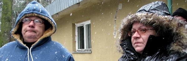 Jadwiga Kurowska (z lewej) i Kazimiera Kamaj: &#8211; Gdyby któreś drzewo spadło na nasz dach, doszłoby do tragedii. To stary budynek