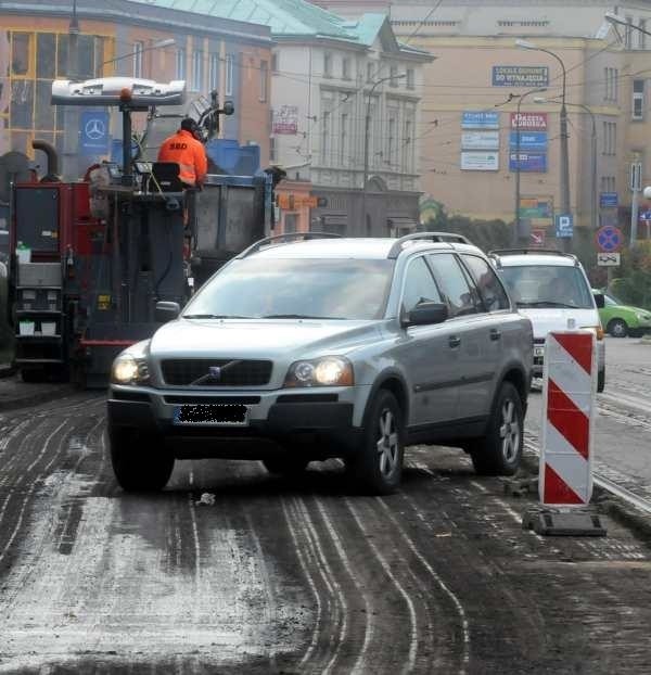 Przez ostatnie tygodnie trwał remont ul. Sikorskiego. Teraz drogowcy przenoszą się na ul. Wybickiego i częściowo ul. Chrobrego.