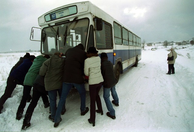 2 stycznia. Autobus utknął w zaspie w Psarach. Pchali go pasażerowie