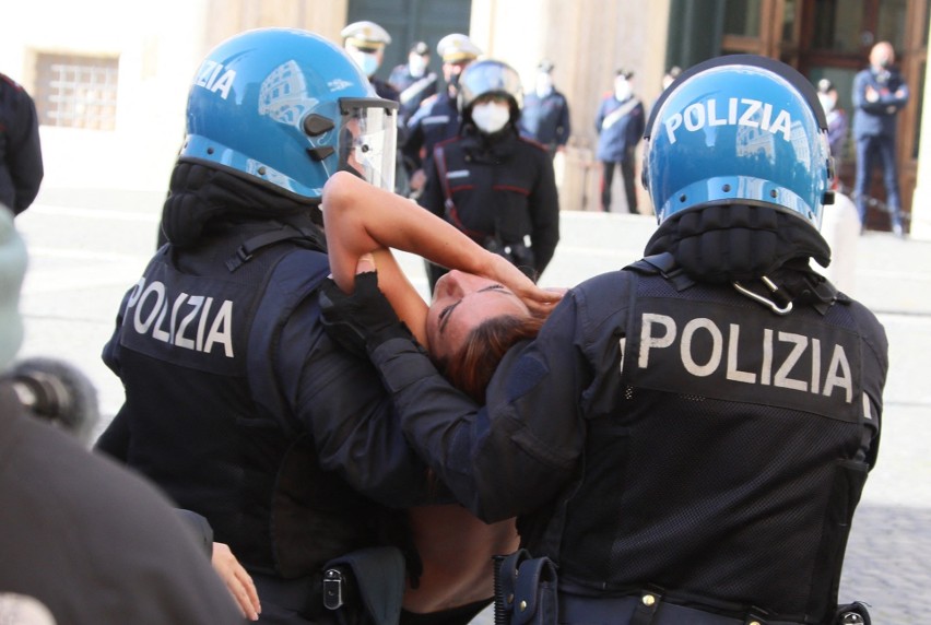 Koronawirus we Włoszech: Właściciele restauracji i siłowni mają dość obostrzeń. Protest w Rzymie i starcia z policją [ZDJĘCIA]