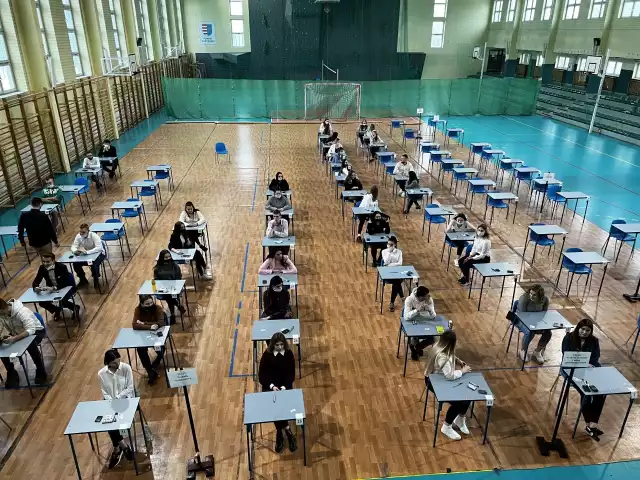 Uczniowie w Zespole Szk&oacute;ł numer 2 w Przysusze pisali egzamin zawodowy.