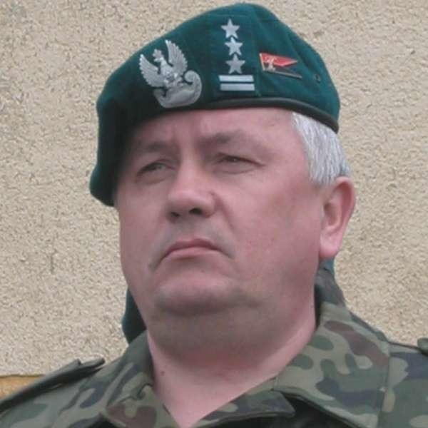 Pułkownik Zbigniew Wójt na razie zostaje przeniesiony do rezerwy.