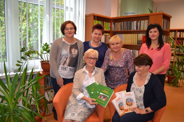 Oto dzięki nim m.in. powstały "Smaki... Stoją (od lewej): Anna Smużna, Joanna Pantkowska, Katarzyna Karwat i Dorota Galant, siedzą: Wiesława Kaniewska i Joanna Jarzewska.