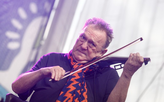 Michał Urbaniak gra przede wszystkim na skrzypcach, ale czasem sięga także po saksofon