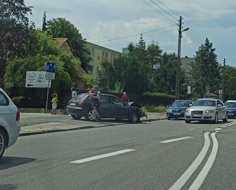 Nowy Sącz. Miejski autobus zderzył się z autem osobowym nieopodal sklepu