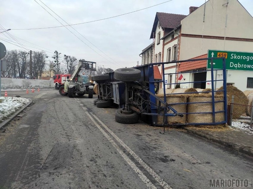 Przyczepa ze słomą przewróciła się w Naroku w gminie...