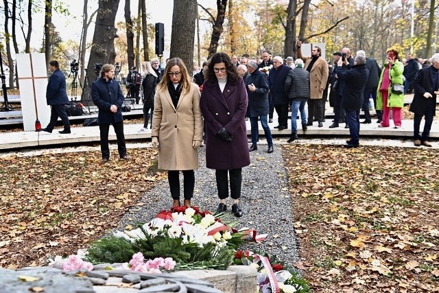 Prezydent Aleksandra Dulkiewicz i przewodnicząca Rady Miasta Gdańska Agnieszka Owczarczak na uroczystościach pogrzebowych 4 listopada na Westerplatte.