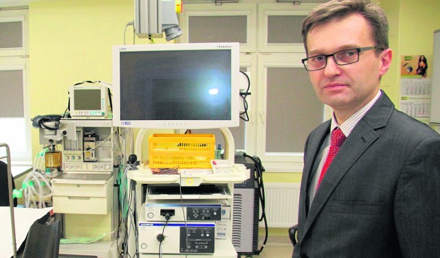 Doktor Jarosław Jaskulski, kierownik Kliniki Urologii w Świętokrzyskim Centrum Onkologii jest dumny z sali operacyjnej wyposażonej w kolumnę endoskopową z torem wizyjnym.