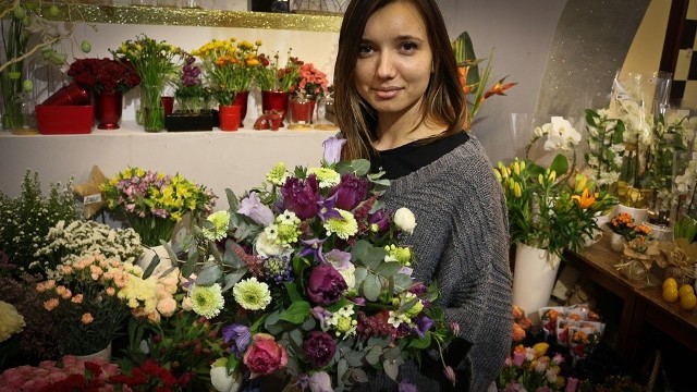 Dzień Kobiet - jakie kwiaty wybrać dla naszych Pań? Kosztują od kilkunastu złotych do nawet kilkunastu tysięcy złotych. A wiele kobiet bez względu na ich niezależność, siłę czy wyemancypowanie nadal uwielbia je dostawać.  Z okazji 8 marca, święta wszystkich Pań przygotowaliśmy dla naszych Czytelników krótki poradnik. Sprawdź jakie kwiaty kupić na Dzień Kobiet.PRZEJDŹ DO DALSZEJ CZĘŚCI TEKSTU I KOLEJNYCH RAD PORUSZAJĄC SIĘ PRZY POMOCY STRZAŁEK NA KLAWIATURZEBeata Łubińska z kwiaciarni Kwiaty na Kotlarskiej podpowiada jaki bukiet warto kupić żeby sprawić Paniom przyjemność - jak się okazuje liczy się nie tylko wygląd bukietu, ale i charakter czy temperament jego przyszłej właścicielki.PRZEJDŹ DO DALSZEJ CZĘŚCI TEKSTU I KOLEJNYCH RAD PORUSZAJĄC SIĘ PRZY POMOCY STRZAŁEK NA KLAWIATURZE