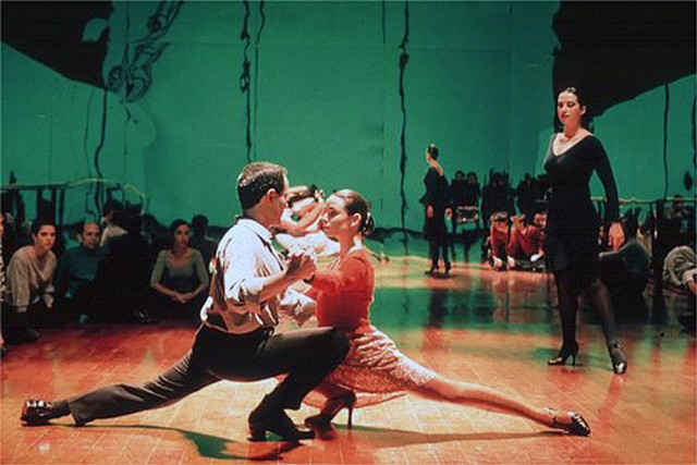 Film nakręcony w Buenos Aires otrzymał nagrodę Goya za najlepszy dźwięk, był też nominowany m.in. na Camerimage 1998. „Tango” w piątek zagości na ulicy Włocławskiej