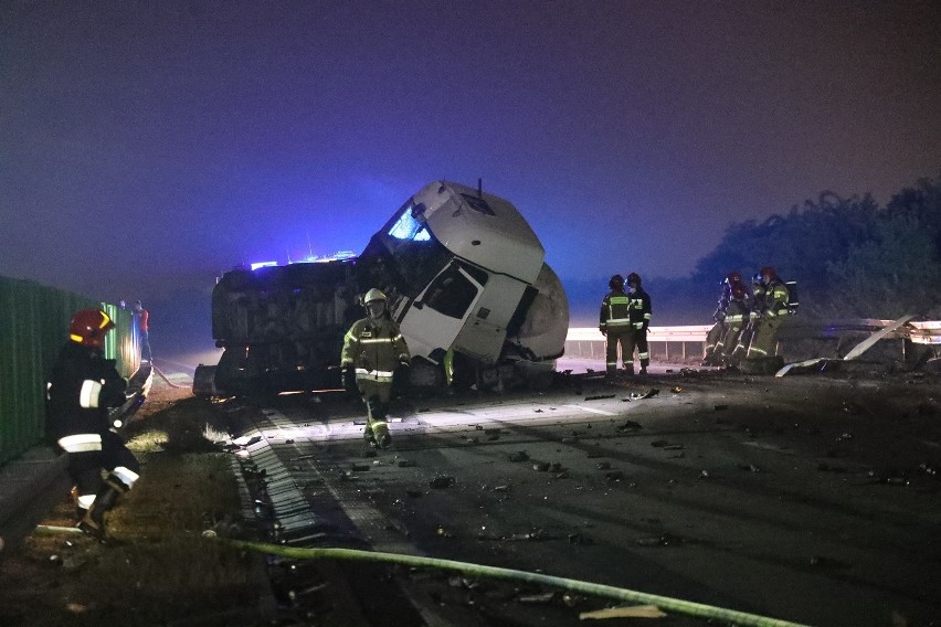 Ogromny pożar na autostradzie A4 pod Legnicą. Trzy osoby są...