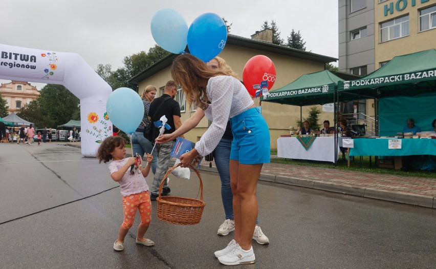 Duże zainteresowanie mieszkańców stoiskiem 800+ podczas Podkarpackiego Bazarku w Boguchwale [ZDJĘCIA]