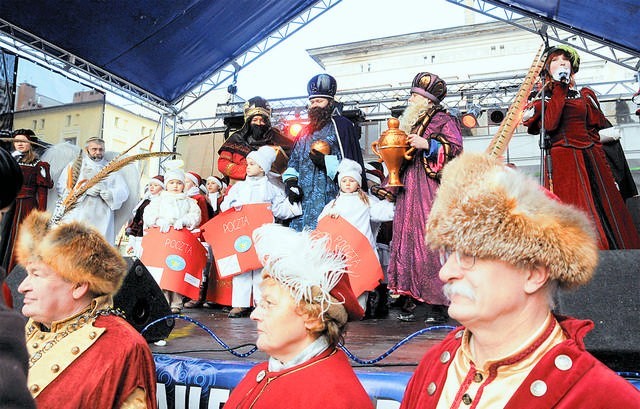 Trzej Królowie dotarli na Rynek Nowomiejski w asyście m.in. Bractwa Kurkowego