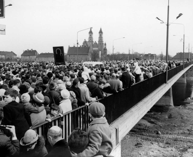 17 kwietnia 1966 roku w kierunku katedry szły tłumy, aby uczestniczyć w obchodach 1000-lecia chrztu Polski