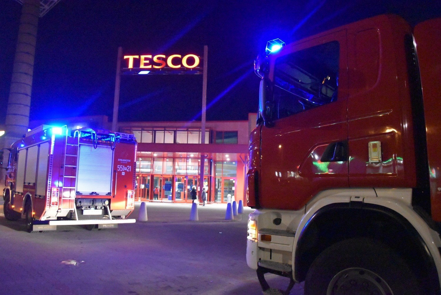 Pożar w Tesco w Pile. Ewakuowano klientów i pracowników. Zobacz zdjęcia |  Portal i.pl