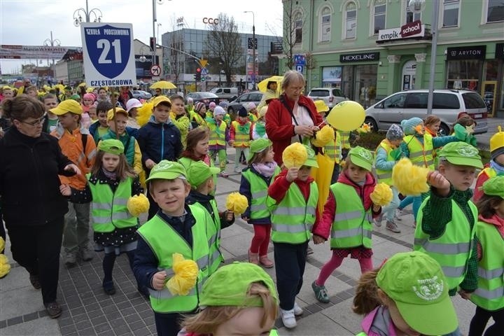 Uczestnicy ubrani byli w kolorowe elementy. Dominowały...