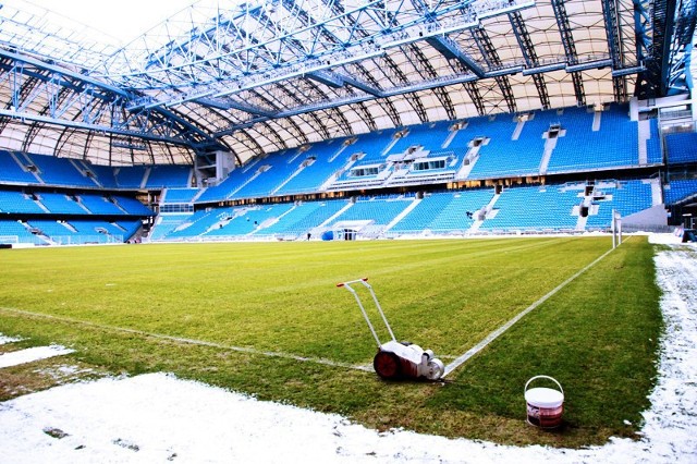 Stadion Miejski kosztował ponad 700 mln zł. Gra na nim Lech, problemem jest murawa, która była kilka razy wymieniana