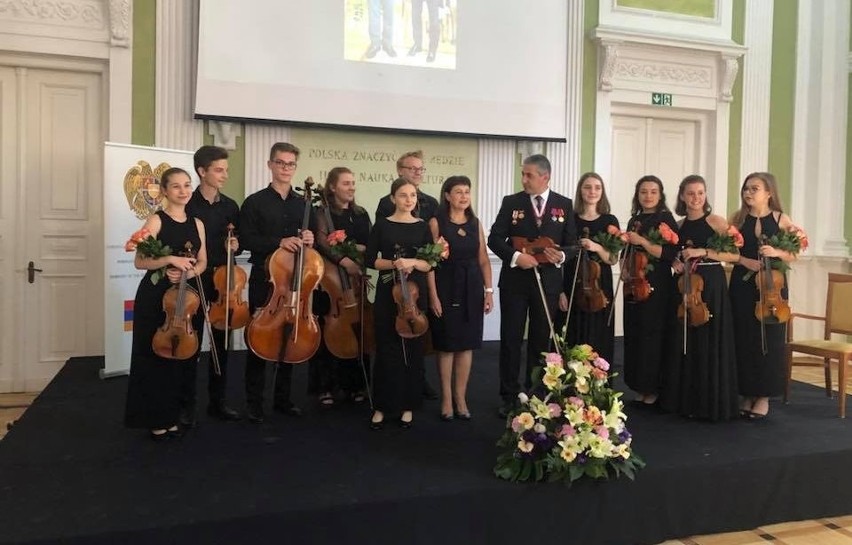 Ambasador Armenii zagrał na skrzypcach ormiański i polski hymn [WIDEO]