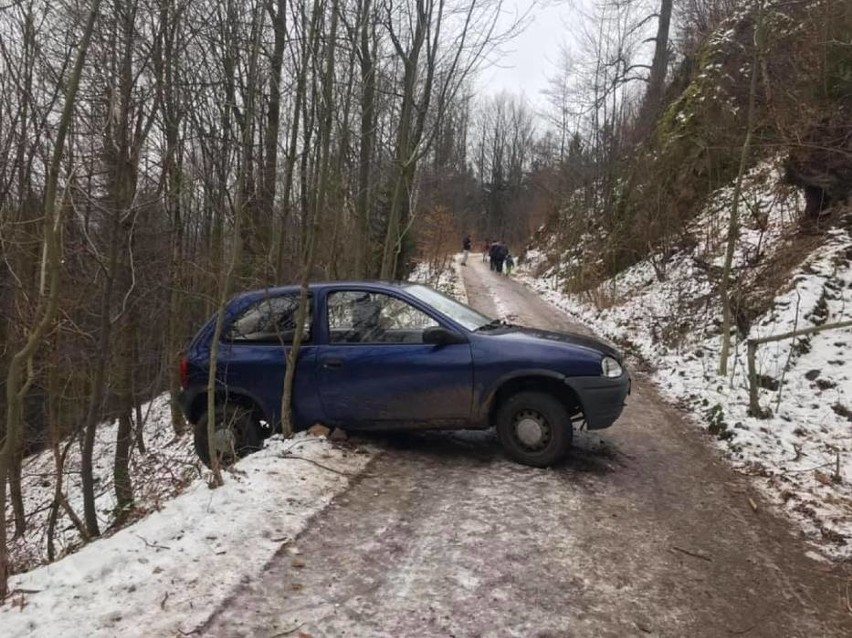 Corsą chciał zdobyć szczyt z Korony Gór Polski. Nie dał rady, porzucił samochód [ZDJĘCIA]