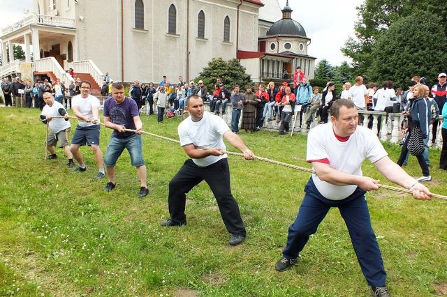 Przeciąganie liny i cały turniej drużynowo wygrała ekipa Środowiskowego Domu Samopomocy w Starachowicach