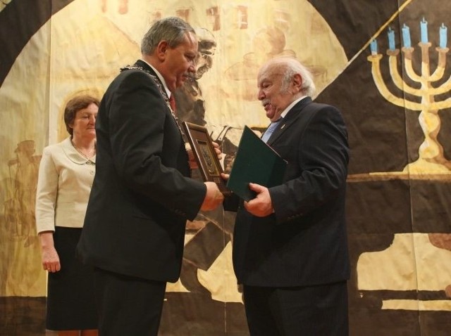 Burmistrz Jarosław Zatorski wręcza Leopoldowi Kozłowskiemu tytuł Honorowego Obywatela Chmielnika.