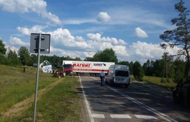 Tir zablokował drogę w miejscowości Ochremowicze