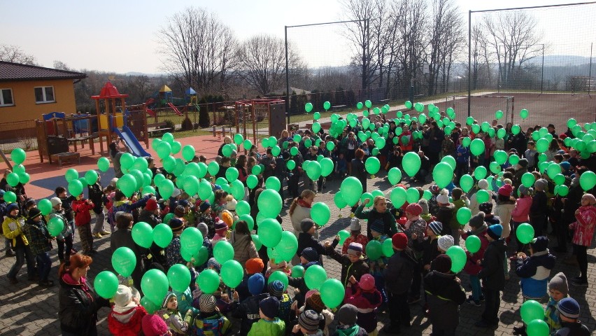 300 zielonych baloników na powitanie wiosny w Strzyżowicach [ZDJĘCIA]