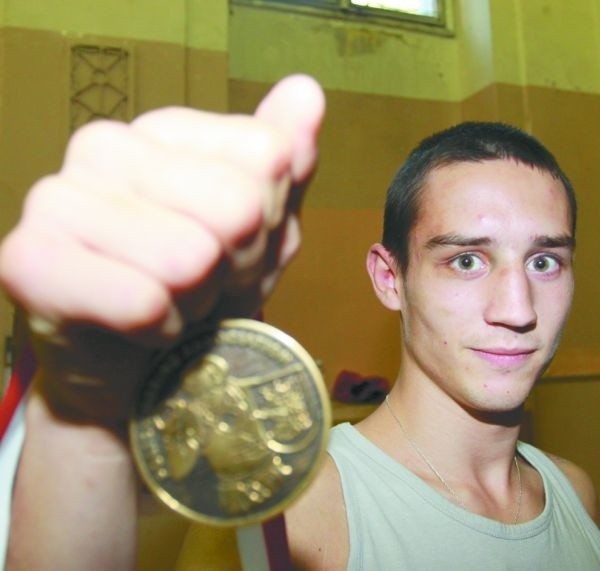 Krystian Sielawa z dumą prezentuje brązowy medal młodzieżowych mistrzostw Europy.