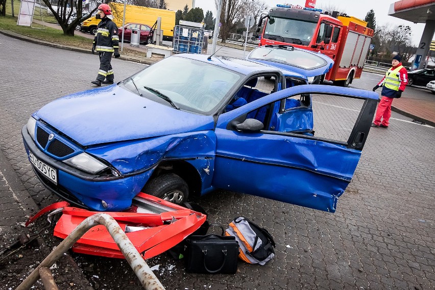 Wypadek przy stacji benzynowej w Bydgoszczy. Kobieta zakleszczyła się w aucie