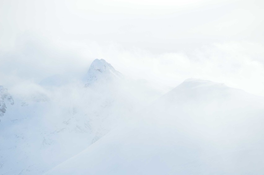 Tatry. Kasprowy Wierch oblężony przez narciarzy i turystów [ZDJĘCIA]