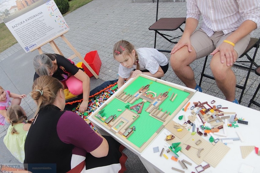 W sobotę przed Muzeum Diecezjalnym włocławianie budowali...