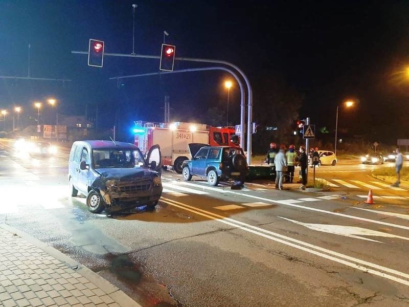 Nowy Sącz. Cztery samochody zderzyły się na skrzyżowaniu ul. Barskiej z Witosa. Jeden z nich przewoził łódź [ZDJĘCIA]