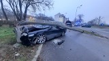 Poważny wypadek w Gorzowie. Na Al. 11 Listopada zderzyły się trzy osobówki. Siła uderzenia była ogromna. Jedno z aut ścięło betonowy słup
