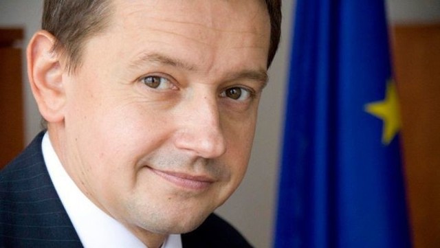 Marek Krząkała, poseł Platformy Obywatelskiej: Należę do osób, które oczekiwały na ruchy wykonane przez panią premier. Bardzo się z nich cieszę, choć też muszę przyznać, że mogło do nich dojść wcześniej, ale czekano na ustalenia prokuratury. W najbliższy poniedziałek odbędzie się Rada Regionalna śląskiej PO, z którą wiążę duże nadzieje. Musimy mocno uderzyć się w piersi, ale też powiedzieć naszym wyborcom o tym, co udało się nam zrobić. Bo nie jest tak, że nic się nie udało, że wszystko było złe, niedobre. Teraz sprawą najważniejszą jest przygotowanie programu dla naszego województwa i określenie jasno naszych celów. Musimy bardzo podziękować wyborcom za to, że na nas głosują i przekonać ich, że można nam ufać. Naszą piętą achillesową okazało się górnictwo. Dlatego też z wielką nadzieją czekam na program dla Śląska, który został obiecany po górniczych strajkach. Liczę, że będzie on konkretny, a zawarte w nim projekty uda się szybko wdrożyć i zrealizować. AGA