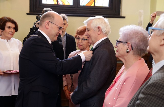 Trzynaście par ze stażem małżeńskim powyżej 50 lat zostało odznaczonych medalami "Za długoletnie pożycie małżeńskie".  Odznaczeni to: Urszula i Tadeusz Stańczakowie, Krystyna i Mieczysław Figurscy, Zenona i Marian Gibasowie, Krystyna i Józef Korolewiczowie, Stefania i Stanisław Latkowie, Krystyna i Ryszard Lewandowscy, Longina i Bernard Martyńscy, Maria i Jerzy Andyszowie, Jadwiga i Jerzy Bergiusowie, Teresa i Tadeusz Brdak, Czesława i Alfons Wróblewscy, Marianna i Marian Bulerowie i Maria i Józef Czaplewscy. Medale oraz upominki wręczył prezydent Grudziądza Maciej Glamowski.