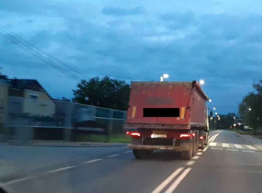 Opole. Pirat drogowy w ciężarówce wyprzedzał na przejściu dla pieszych i podwójnej ciągłej. Zdjęcia internauty
