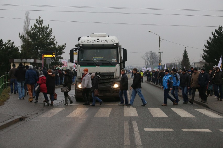 Górnicy kopalni Krupiński w Suszcu blokowali drogę...