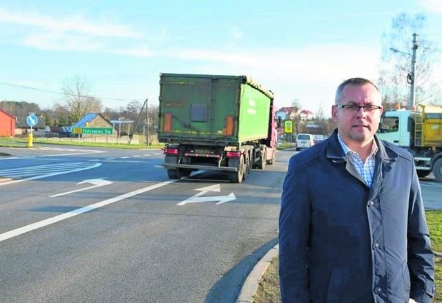 Zbigniew Meducki, wicewójt Łagowa, szef Samorządowej Grupy Roboczej do spraw Budowy Drogi S74 na ruchliwej drodze S74.