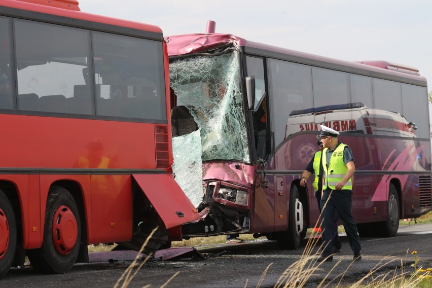 Wypadek autobusów pod Oławą. Kilkadziesiąt osób rannych